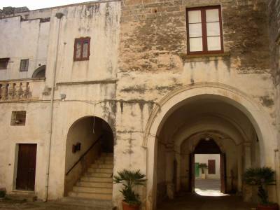 Castello di Felline Interno: vista dell'entrata e della scalinata