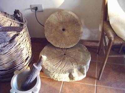 Mostra Oggetti della memoria, la macina