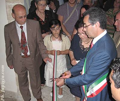 Momenti dell'inaugurazione, il sindaco Avv. renna taglia il nastro