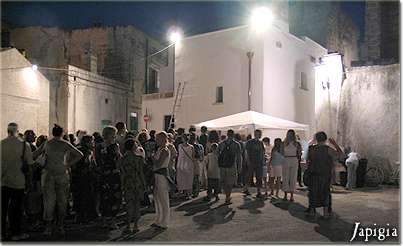 Persone in attesa a notte inoltrata