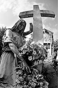 Emanuele Padovani Raccolta foto sulla vita del Cristo realizzate nel cimitero monumentale di Milano Titolo della foto: IL PIANTO DI MARIA