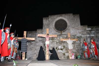 Le foto della Via Crucis a Pat&ugrave;
