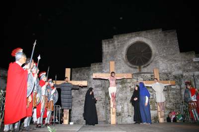 Le foto della Via Crucis a Pat&ugrave;